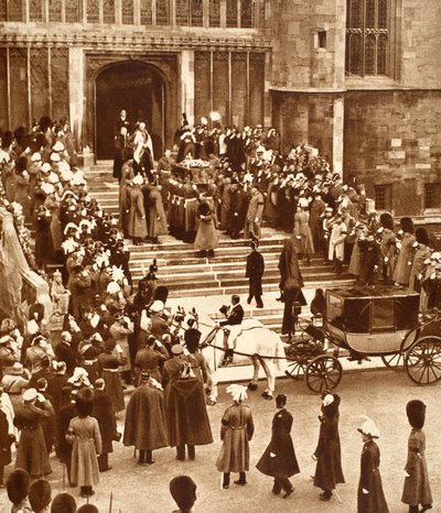 König George wird zur Ruhe gebettet, mit König Edward VIII. und Königin Mary, die die Kapellentreppe hinaufsteigen, 1936 von English Photographer